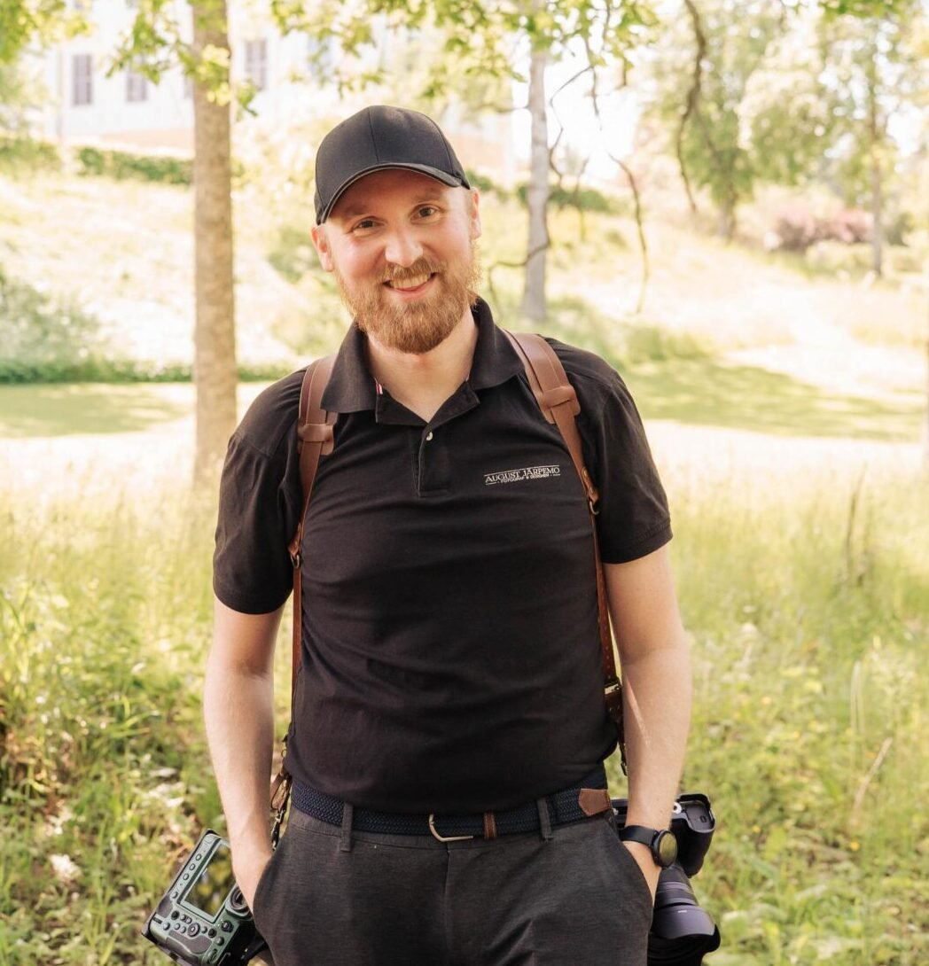 Bröllopsfotograf Uppsala – August Järpemo fotograferar brudpar utomhus August Järpemo, bröllopsfotograf i Uppsala, fotograferar ett brudpar under ett romantiskt utomhusbröllop